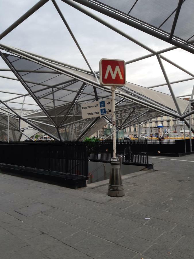 Metropolis Stazione Centrale Наполи Екстериор снимка