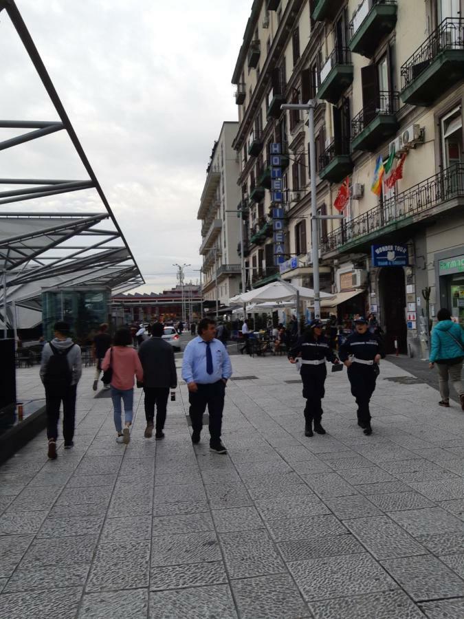 Metropolis Stazione Centrale Наполи Екстериор снимка